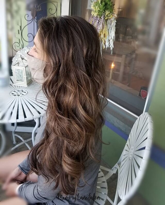 Just a little summer sparkle...never too late!Loving this soft #balayage on this gorgeous brunette!
Back to doing what I love!#redkenstylist #shadeseq #memorylanesalon @vanessahamm8zrealtor 💜