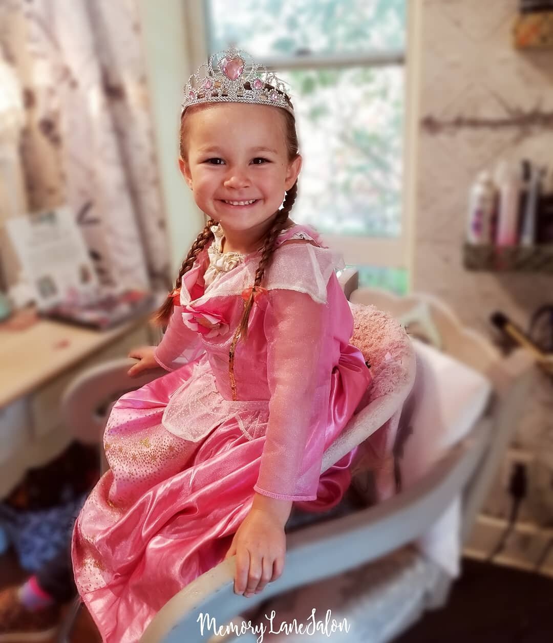 Gotta love when your first client of the morning is #sleepingbeauty!👸🏼
Princess hair exclusively at Memory Lane Salon!💖
#princessparty #princesshair #littletonsmallbusiness