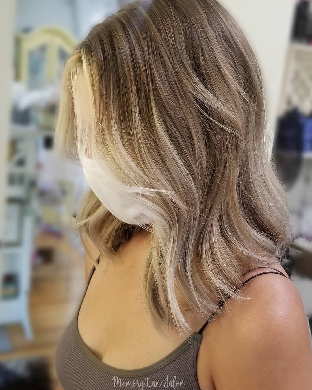 Just a few #babylights and a #moneypiece for this beautiful canvas!😍 @amanda__claire_99 
Gotta have beautiful back to school hair no matter what! I hope your last year at college is so successful sweetie! 🧡🍂🍁