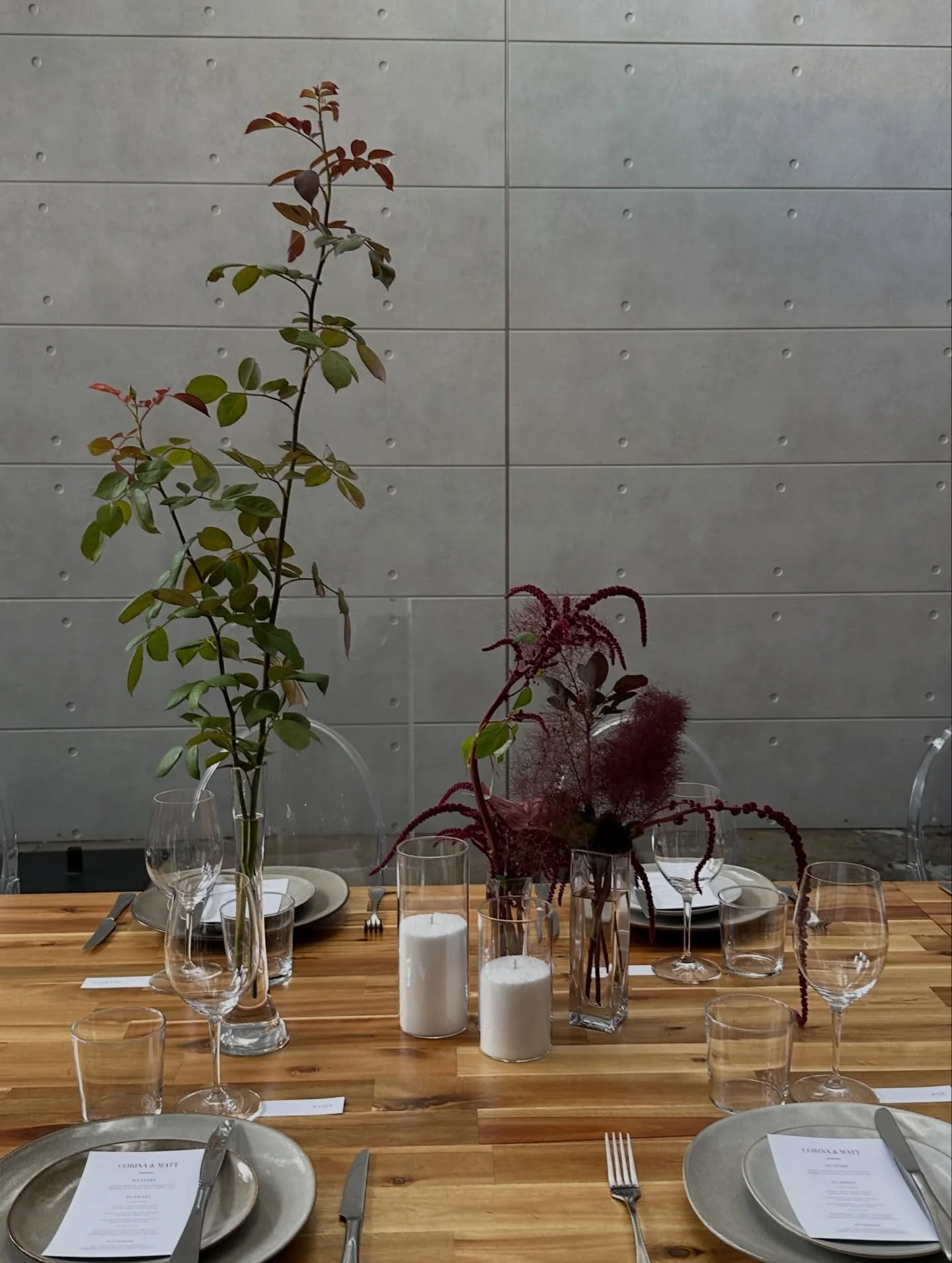 Autumnal bud vases for C+M at @therefinery__ 🍂

Draping &amp; lighting @outofthedarkeventlighting 

#therefinerynewstead #therefinerywedding #autumnalweddingflowers