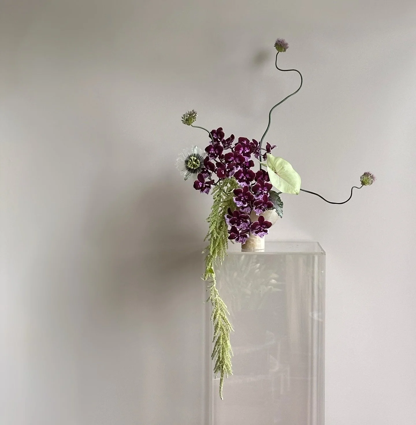 Self care 🫀
In flower form 

Combining some special finds from some of my favourite suppliers, with pops of home grown babies 🤍

#selfcare #sculpturalflorals #formyheart