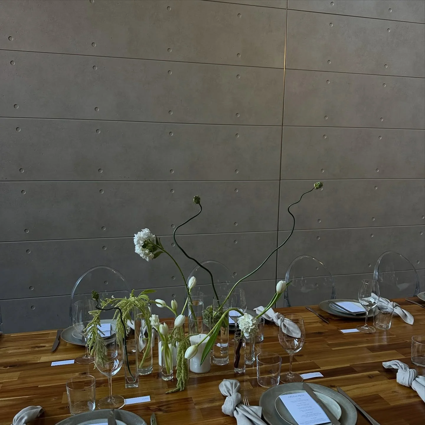 When the flowers dance in stillness 🤍