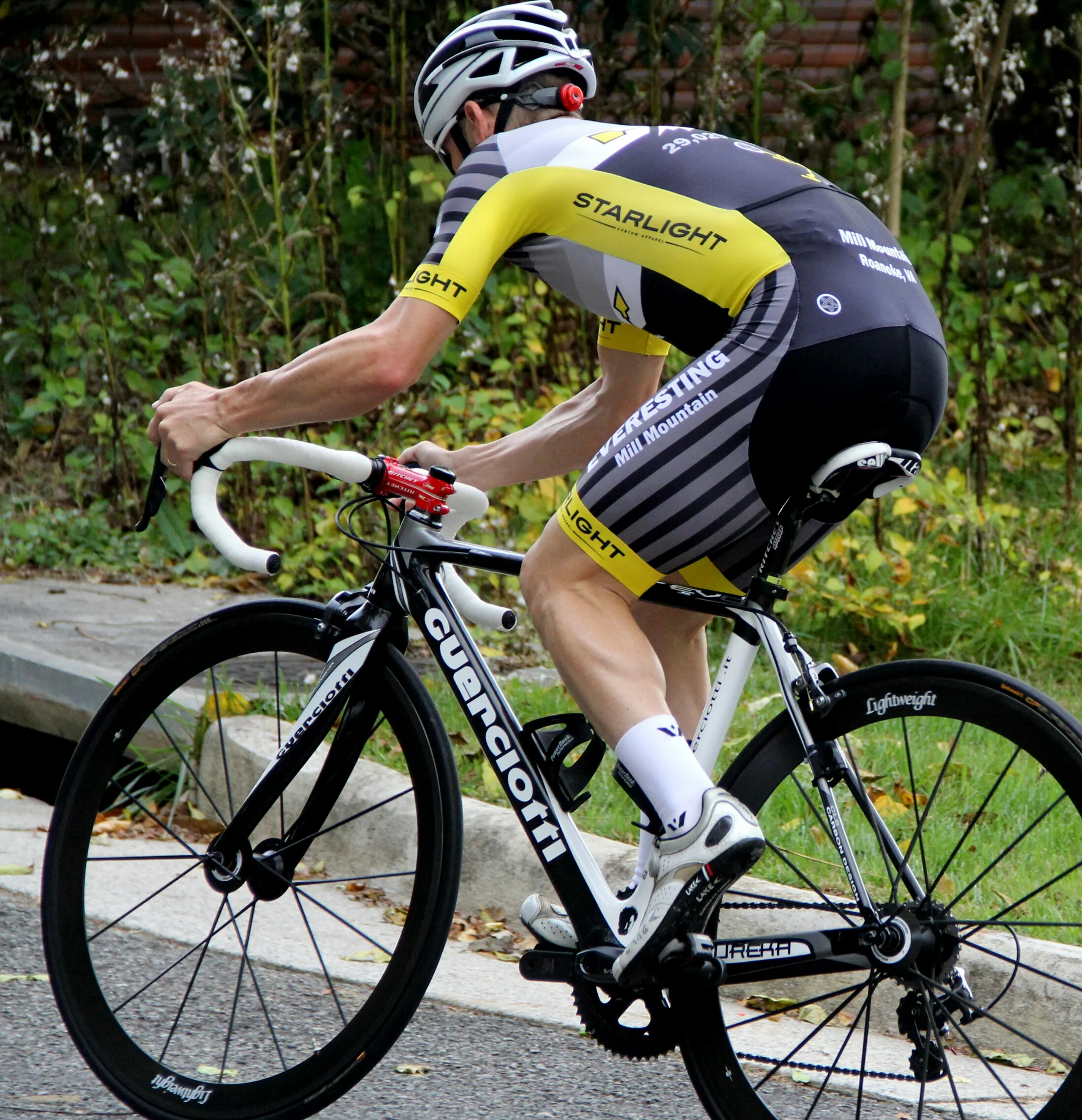 Our 3d fit is based around our lycra side panel and sleeve integration. The result is a fit that doesn't bubble in front.