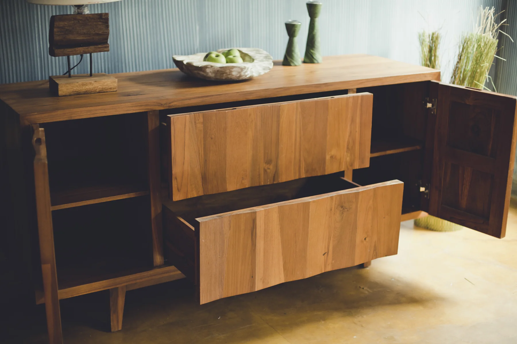 Credenza 2.jpg