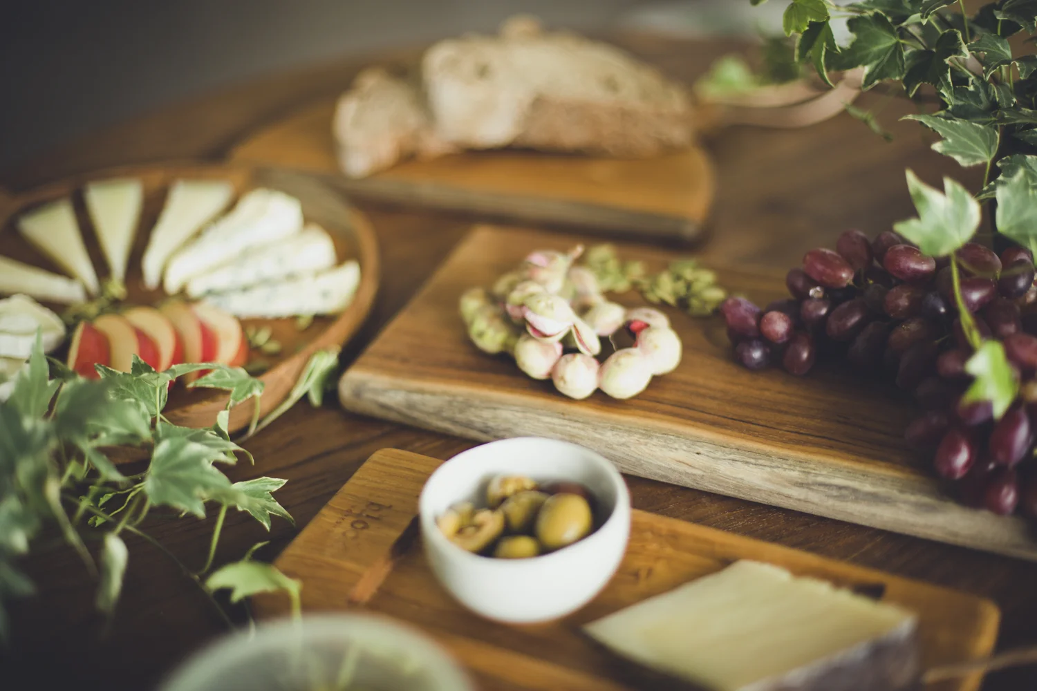 Chopping boards and wooden plates in recycled teak.