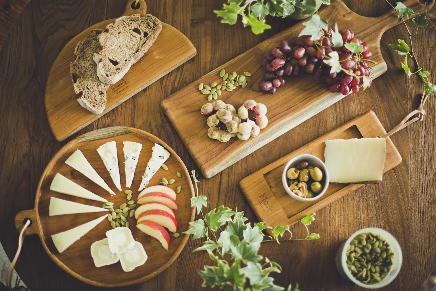 Chopping boards and wooden plates in recycled teak.