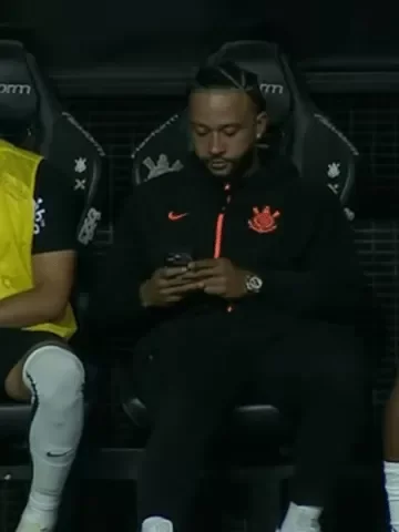 memphis-depay-do-corinthians-usa-o-celular-no-banco-de-reservas-1774550114604_v2_360x480.jpg.webp