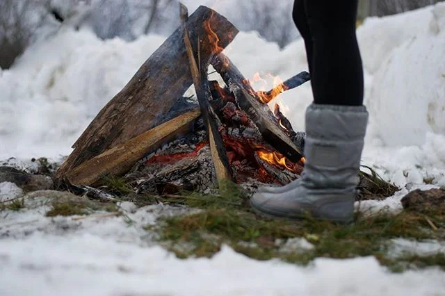It might be winter but a camp fire is all year long. #cottaging #canadianliving #winterfun #winterootd #snow #campfire