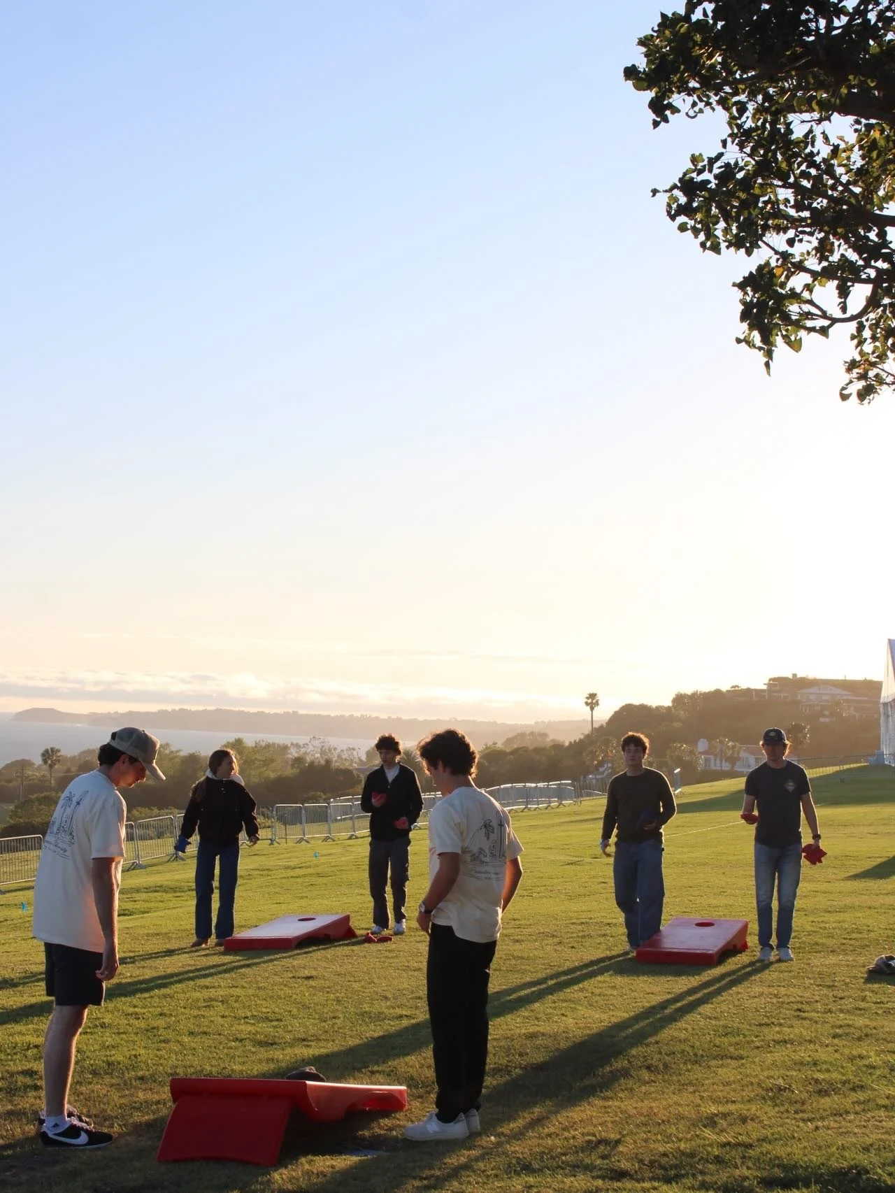 Senior Waves how are we feeling?? Senior Sunset still has us feeling so sentimental!🥹🌊 We want to give a big shoutout to @saowaves and @pepperdinesga for making it possible!

Even with the year coming to a close, we have our last event, Fan Favorit