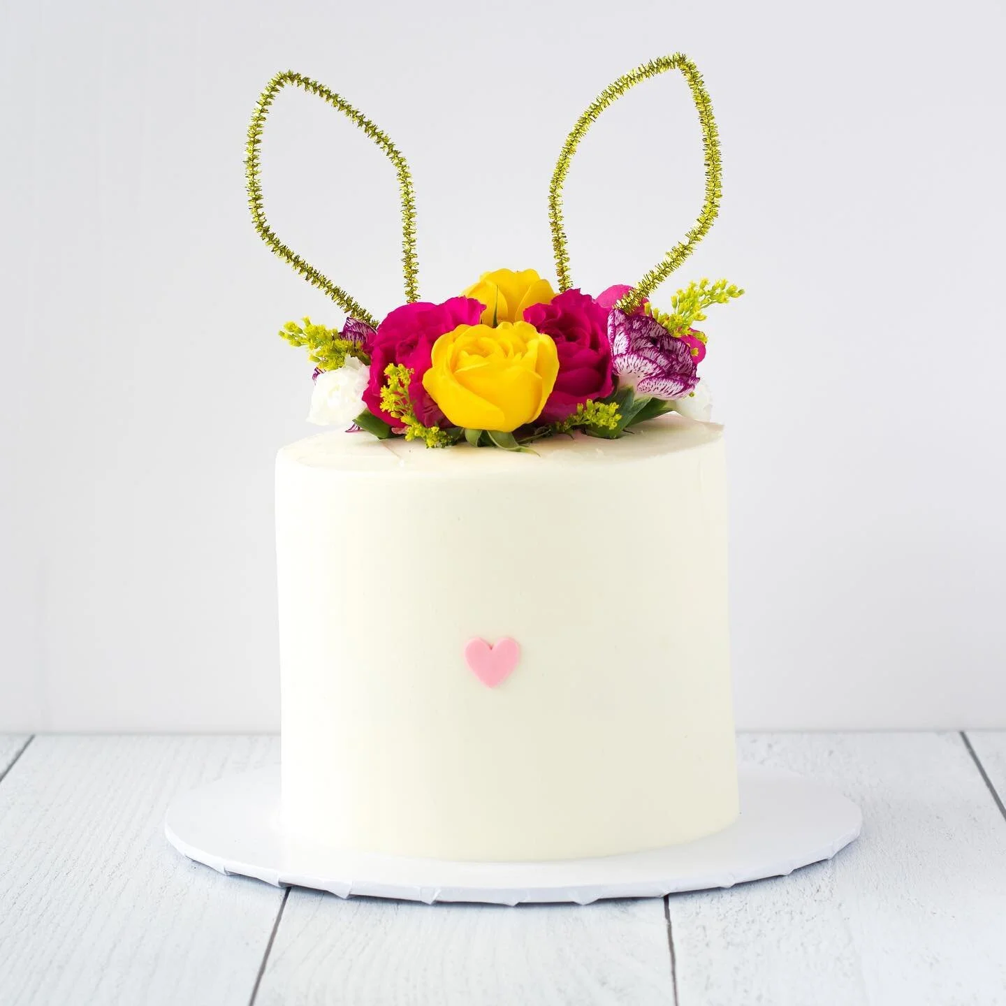 Keeping Easter chic and yummy, what more could you ask for? Just a few days left to order. Link in bio 🤍 #somebunnylovesyou
.
.
.
.
.
#siftandwhip #darngoodbakedgoods #Spring #Easter #miamisweets #Miamicake #miamiparty #cake #miamidessert #miamikids