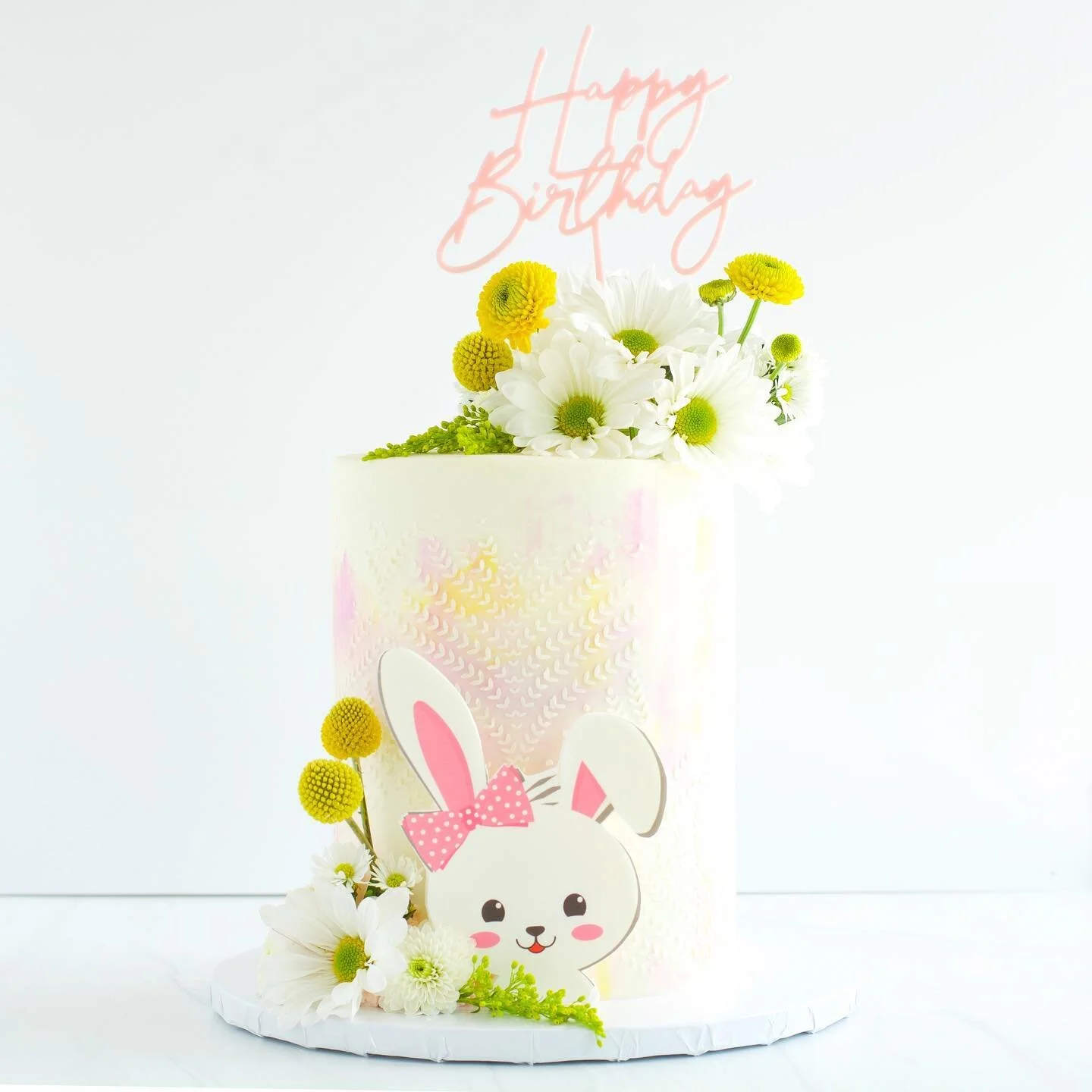 Basically it&rsquo;s gotten to the point where all I wanna do is add fresh flowers to cakes. Sharing a few of my favorite Miami florists below 🤍 #supportsmallbusiness 
.
.
@creationstation
@plenty.flowers 
@berkeleyfloristsupply 
.
.
#siftandwhip #d
