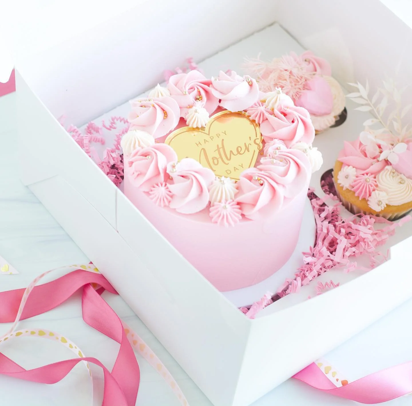 Working on a little somethin&rsquo; somethin&rsquo; for all the special mom&rsquo;s in your life 🤍 #mothersday
.
.
.
.
#siftandwhip #darngoodbakedgoods #Spring #miamisweets #Miamicake #miamiparty #cake #miamidessert #miamikidsparty #miami #yum  #par