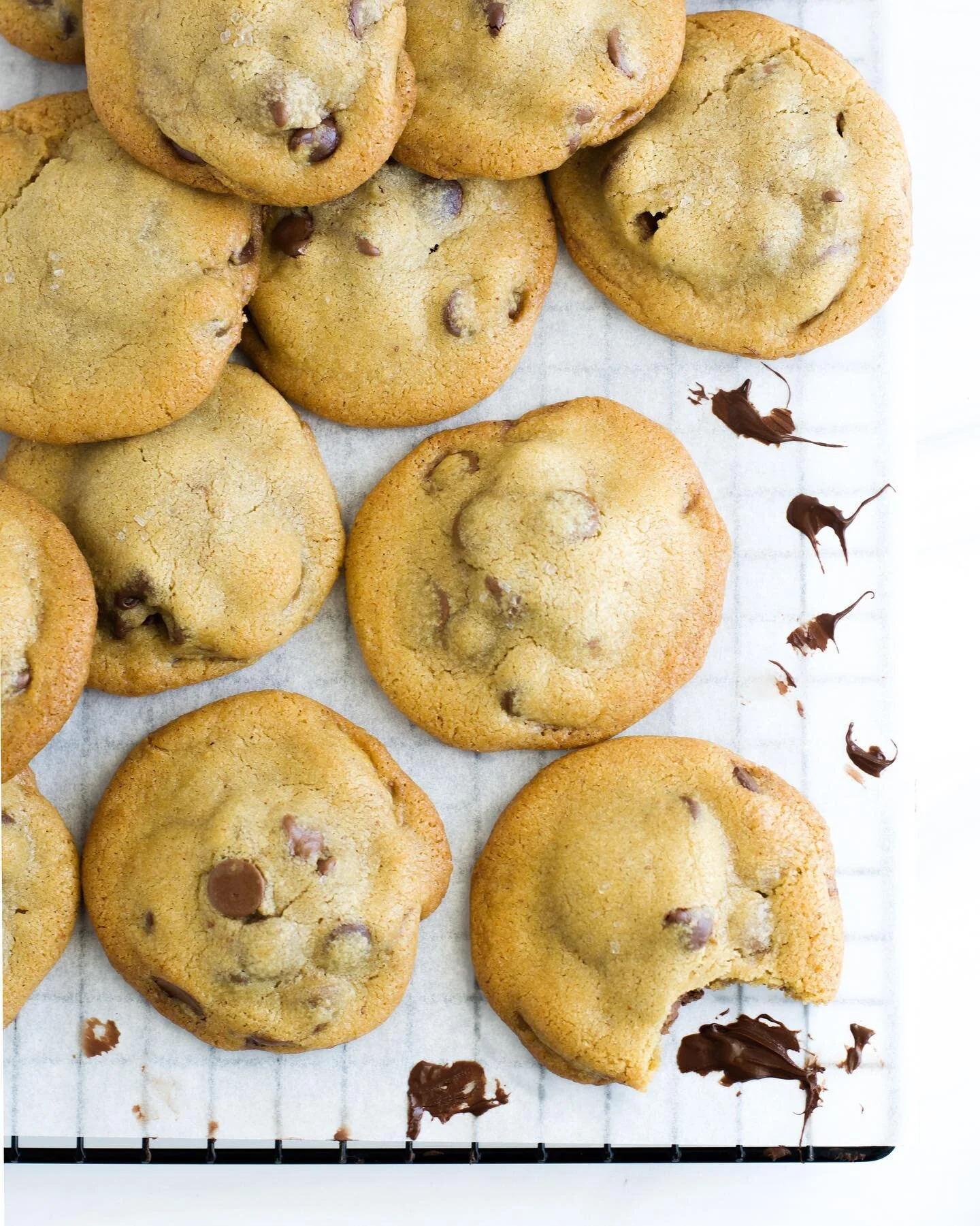 Is there any better way to celebrate teacher appreaciation week  than with our stuffed chocolate chip cookies? Absolutely not! These stuffed chocolate chip never disappoint. Link in bio to order 🤍 #iykyk 
.
.
.
.
#siftandwhip #darngoodbakedgood #coo