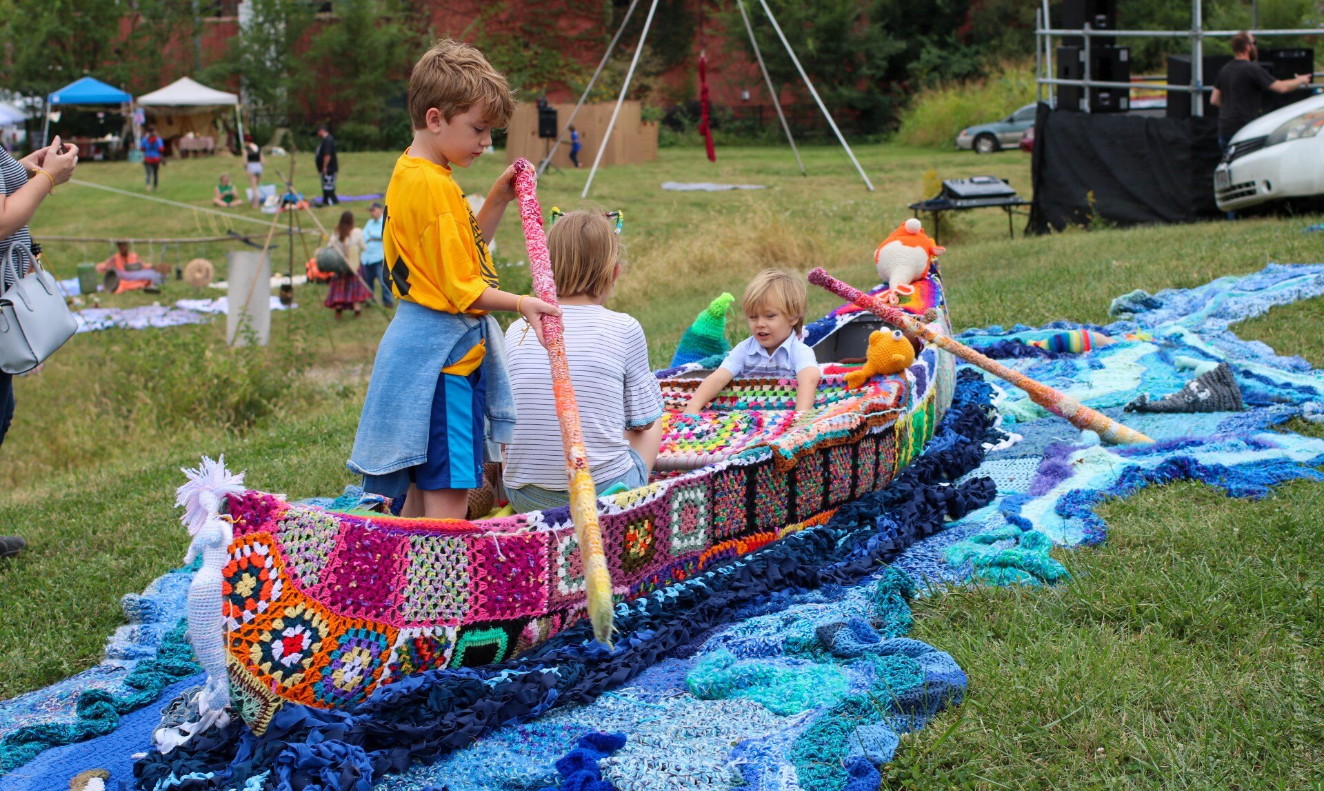 Riverbend_Yarn_Bombers_photo_by_Vamsi_Krishna_Nellipudi1.jpg