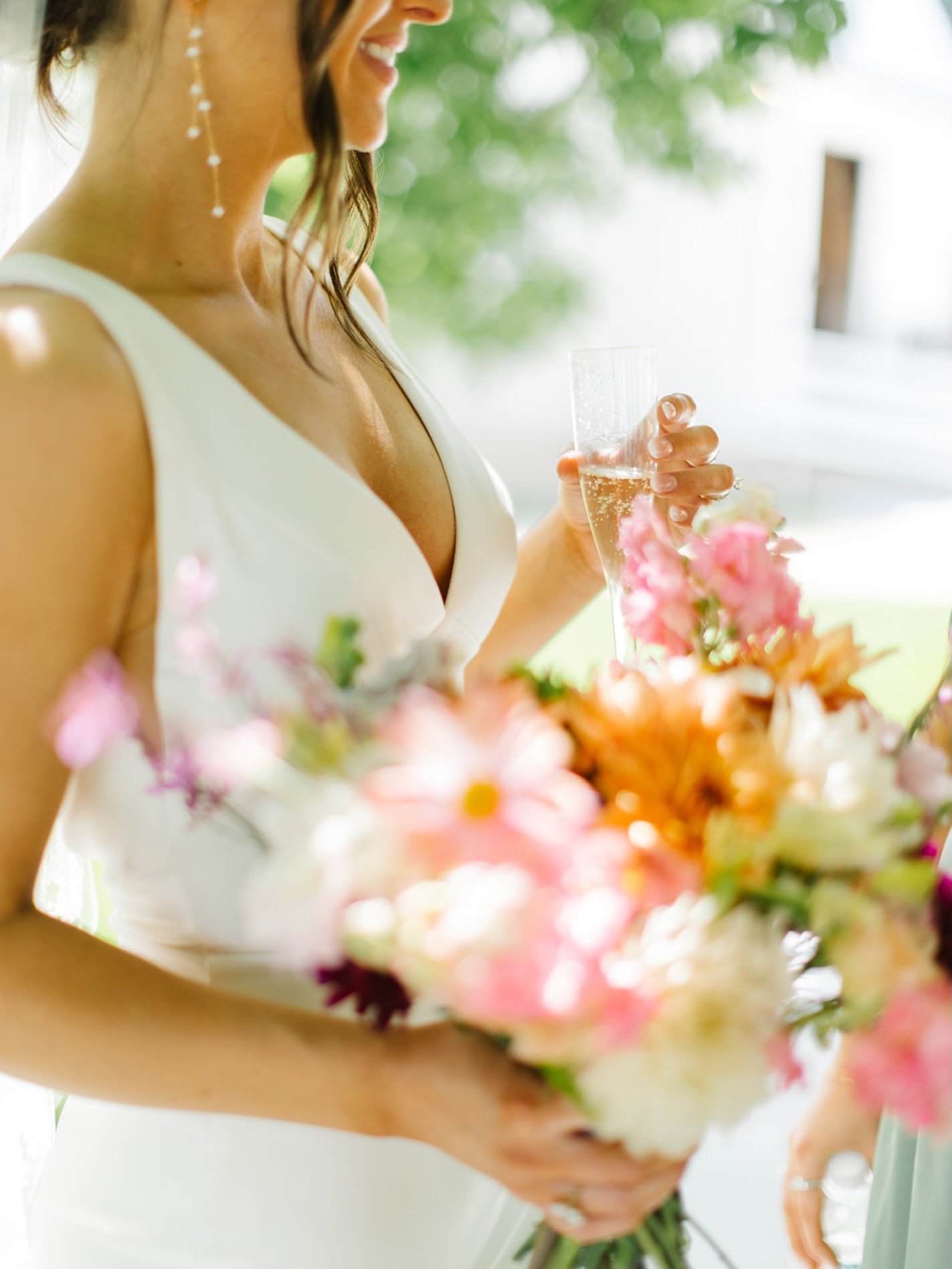 Dreams are made of whimsical wildflowers. 🤍

Dahlias, garden roses, cosmos, zinnias, assorted playful blooms, lush greenery 

Always a yes 🌿

Photo: @whimsandjoy 
Venue: @legacyhillfarm 

#mnwedding #mnweddingflorist #minnesotaweddingflorist #mnflo
