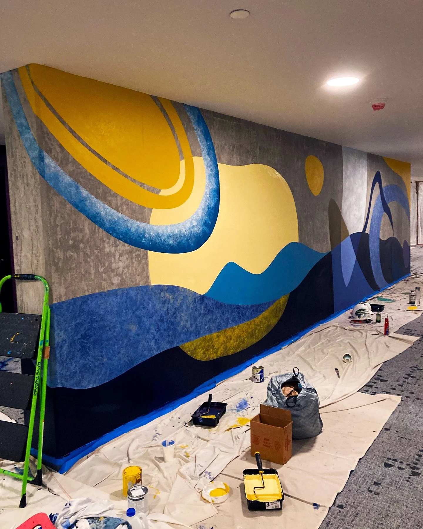 I got the chance to work on these really interesting murals designed by @nasecase inside @kinectshorelineapartments that played with a lot of different layers of texture and transparencies. To get all those interesting textures we used a lot of rags 