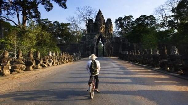 In search for warmer weather?⠀
⠀
This journey takes you through three countries with divergent histories and distinct cultures. Start your tour in Siem Reap as the ancient capital of Khmer and be wowed by the magnificent temples of Angkor Wat. Head t