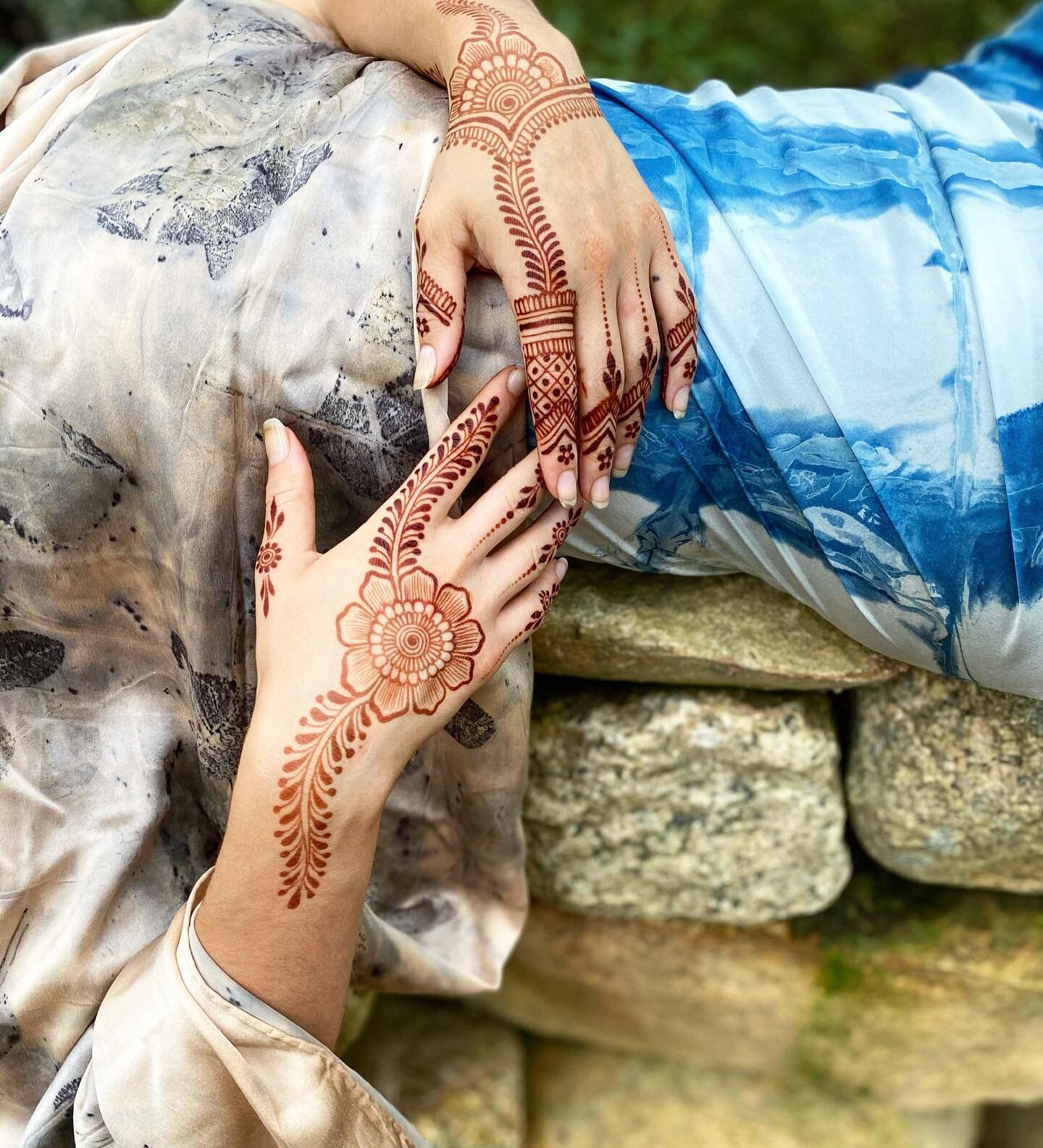 Edgartown alert! Silks and henna today at @kin.mv! Can&rsquo;t think of anything more adorning than @florawearco botanically dyed slips with your henna stained hands. 
#hennaphotography #silk #natrualdyes #henna #mehndi #maplemehndi #summertime #mart