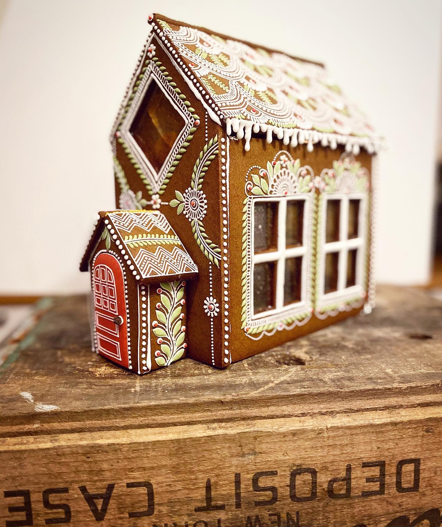 New listing!
Homes of gingerbread now available for pre order on my website. ✨
Martha&rsquo;s Vineyard orders only, sorry I can&rsquo;t ship these fragile babies! &hearts;️
.
.
#gingerbreadhouse #marthasvinyard #edibleart #hennaartist #hennacookie #m