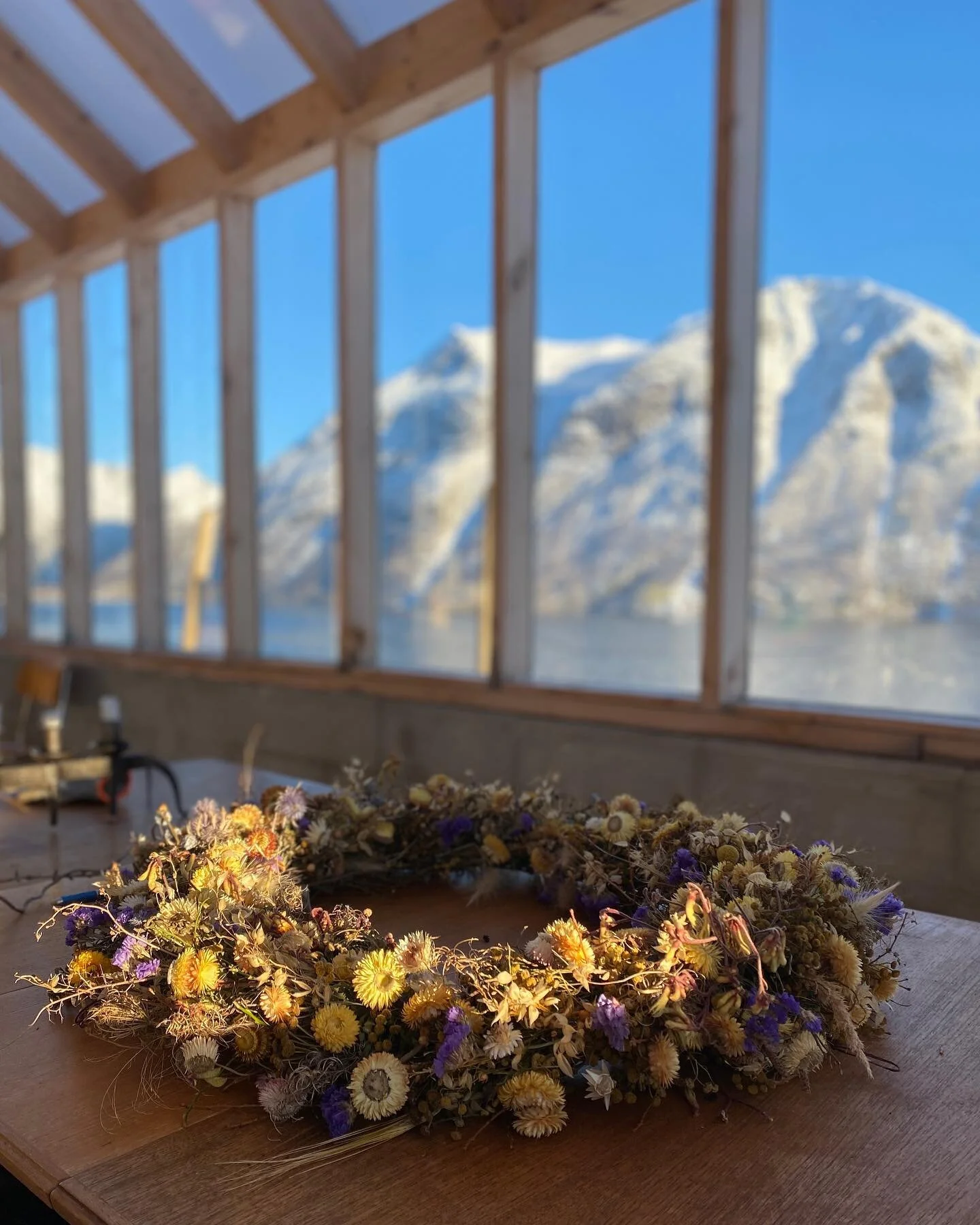 Hektisk innspurt f&oslash;r p&aring;ske. 😊

Alt av t&oslash;rka materiale gikk med i denne p&aring;skekransen. Det ryddes plass for georgine driving! 

I kransen er det mye evighetsblomster/ h&oslash;ststr&aring;blomst/ eternell- kj&aelig;rt barn ma