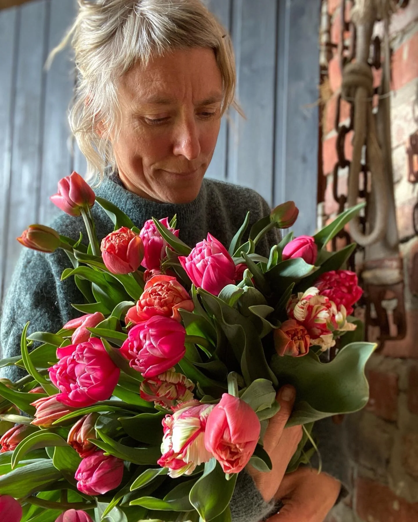 Da var tulipan eventyret i tunnelen over for denne gang. Tulipanene ble skikkelig flotte og sterke med lang stilk. Men n&aring;r varmen f&oslash;rst kom gikk det fort i tunnelen!

Jeg rakk s&aring;vidt &aring; nyte de innimellom alle andre av v&aring