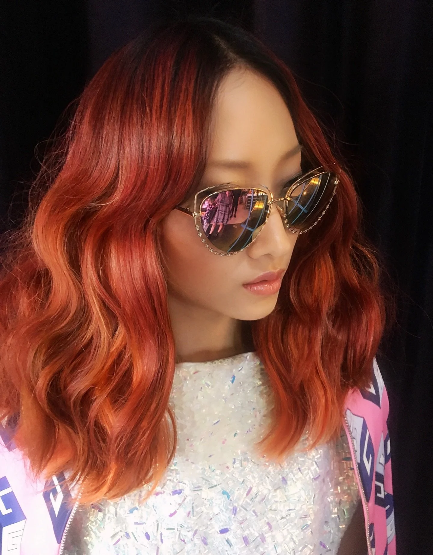 🍷Red is still having its moment &amp; it&rsquo;s not slowing down! WHY? It radiates confidence, personality, and that true &ldquo;main character&rdquo; energy.
In a world where people crave instant, standout looks, red is the ultimate bold statement