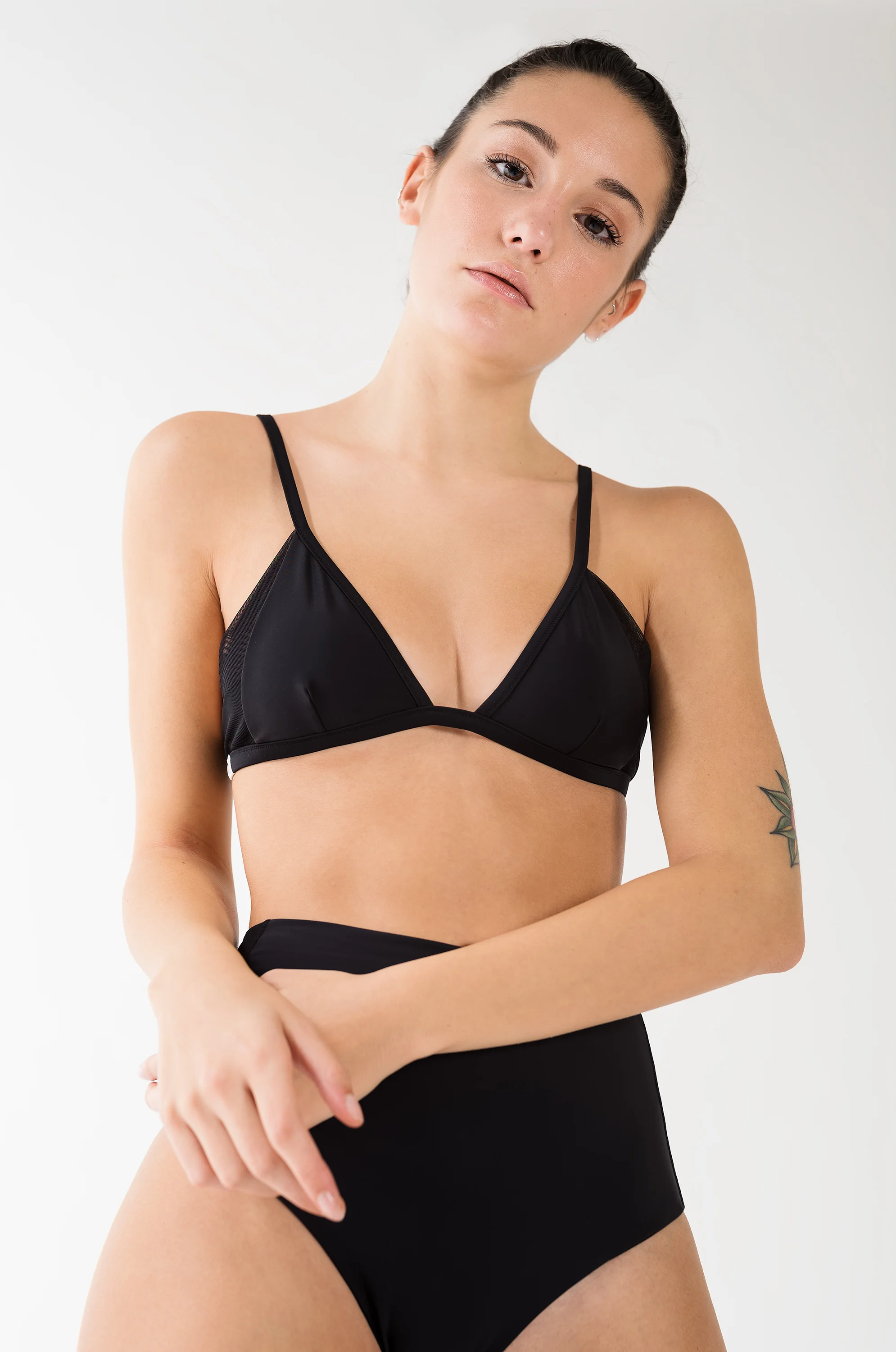 UND bikini triangle black.jpg