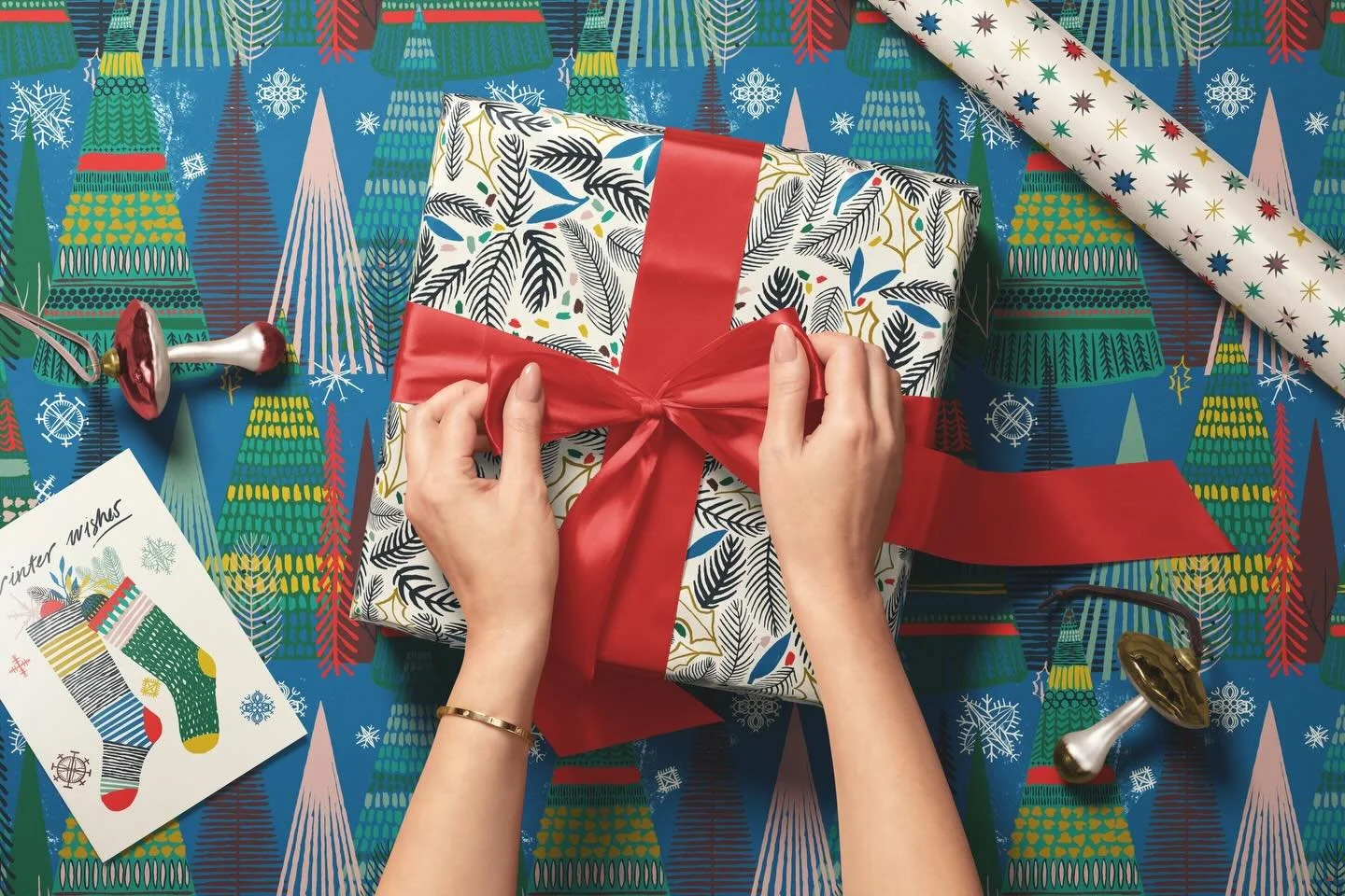 Spent yesterday wrapping present trying to clear out the ever growing pile 😬🫣 under my bed. I love picking out my wrapping paper for christmas, always so much fun trying to coordinate the patterns and colors. I always try to challenge myself and pi