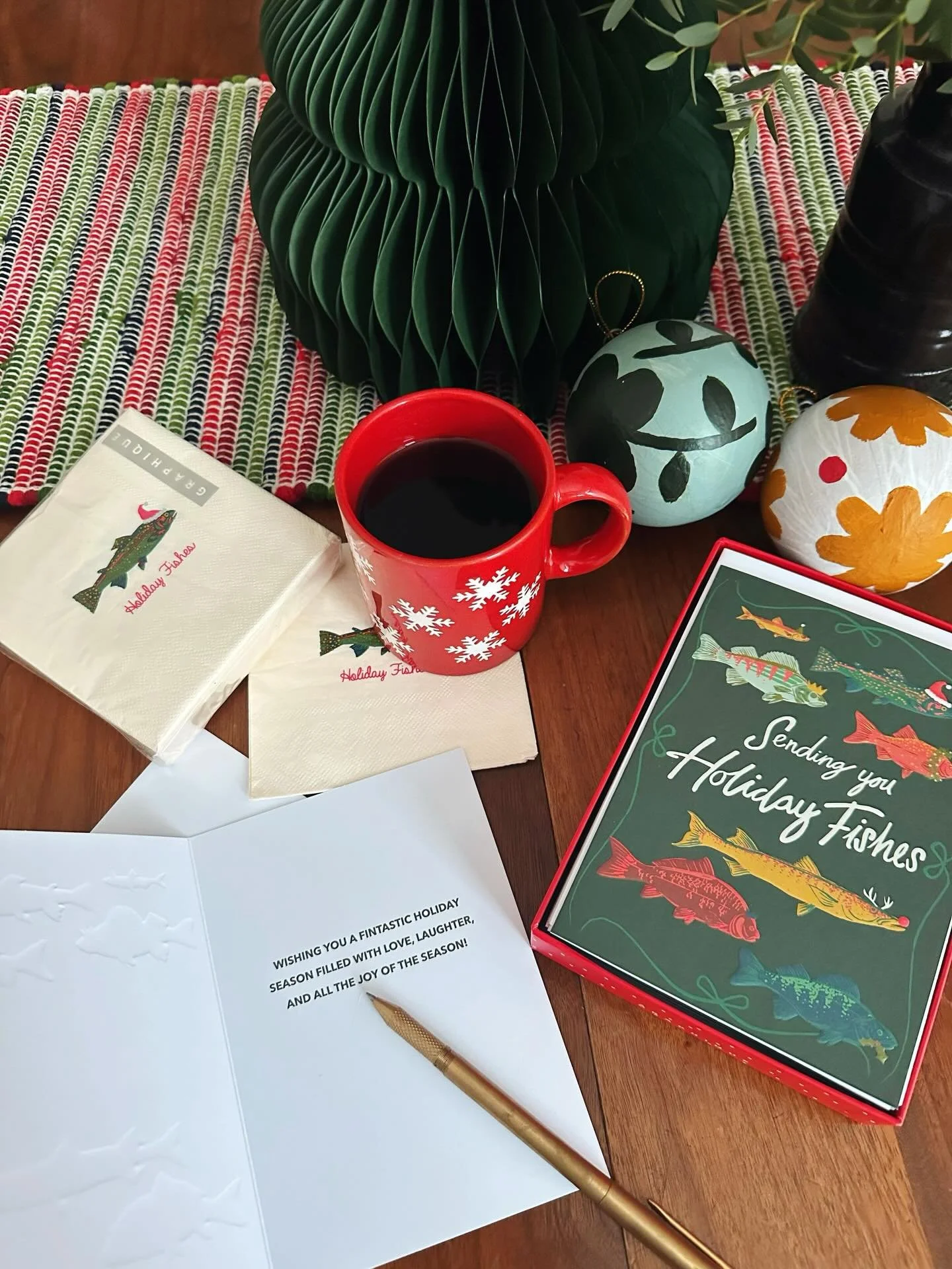 Sitting down and getting christmas cards out today and its a little more fun this year using cards with my art from @shopgraphique . And seriously, how cute are those napkins!!! Huge props to my amazing agents over @jewelbranding who always find a pl