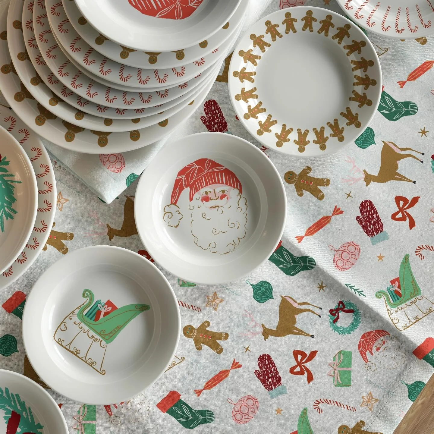 Sweet little table setting mockup using my new Santa artwork. Makes me think of when my boys were little and the most important things in December was Santa and cookies, now its friend get-togethers and food( any and all) 😂. The years are flying by.