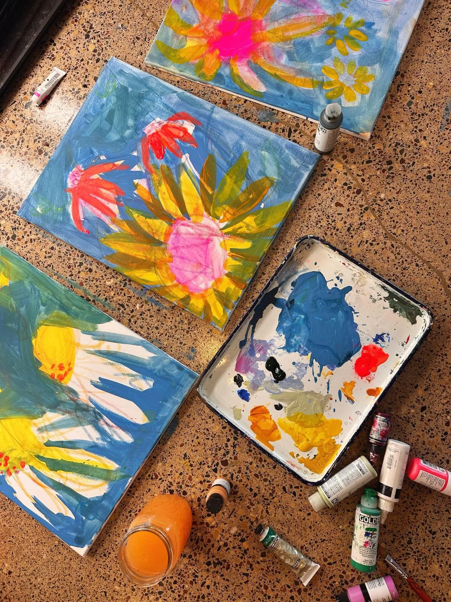 Bit of a stressful and sad weekend so resetting myself the bestwau I know how, painting loud bright flowers sitting on the floor. #paint #acrylicpaint #paintingflowers #painttherapy