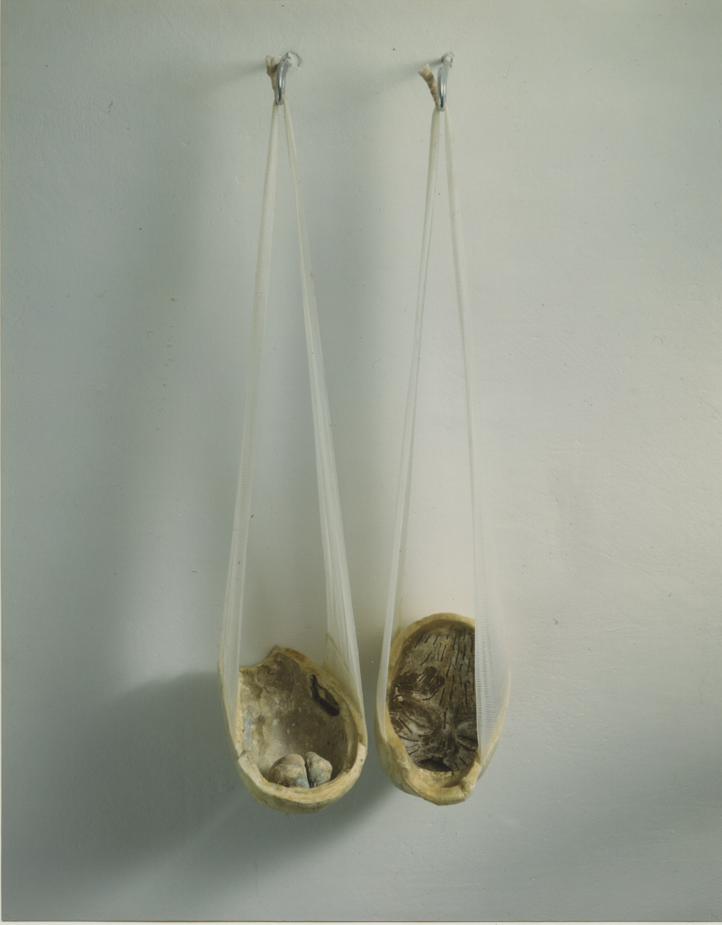 “Barnehoder”, 1994.Mixed media: bandage, gips, voks og farge