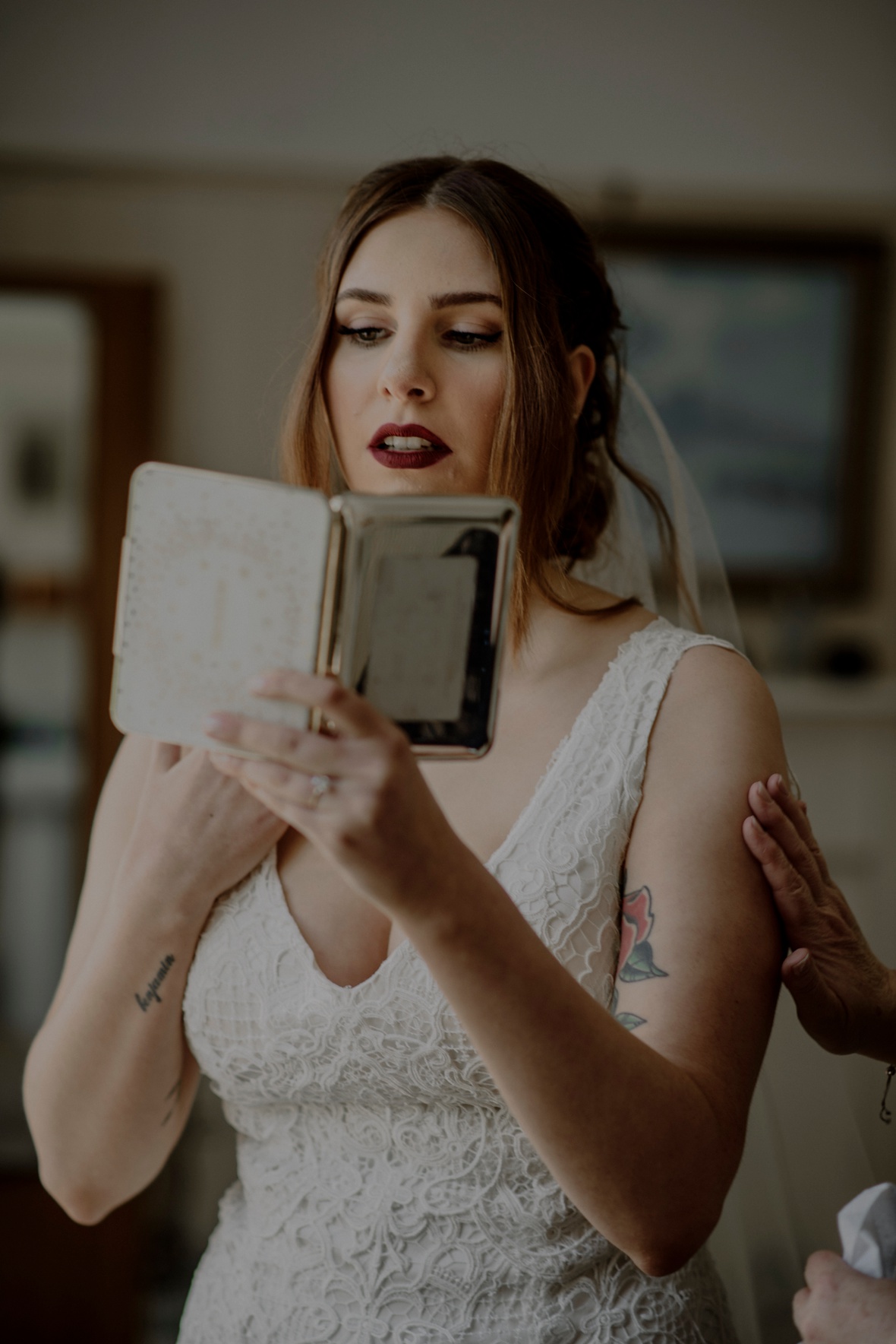 bride is looking at the mirror