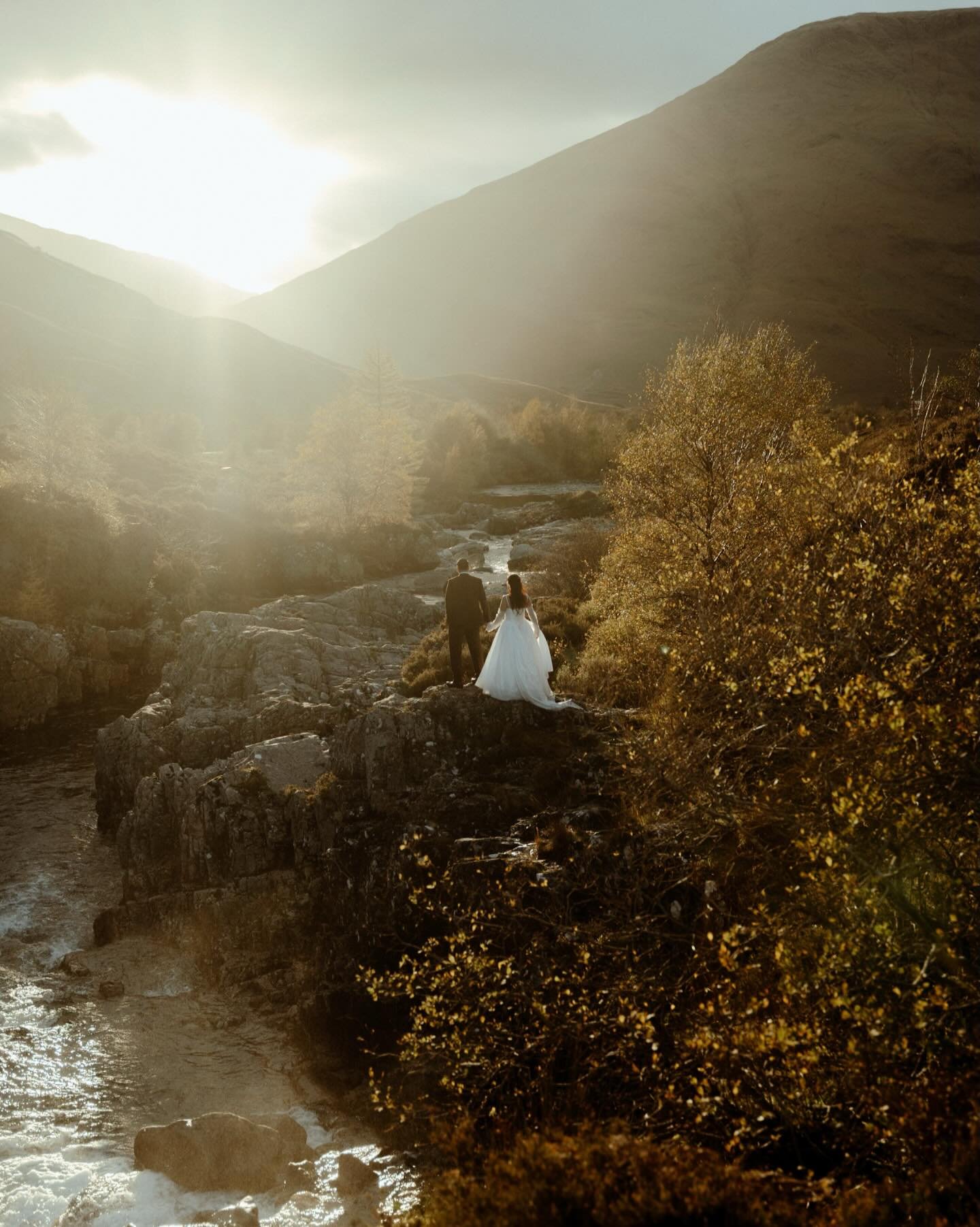 An intimate elopement, styled by the season and shaped by the land 🧡 

#scotlandelopement #scottishelopement #elopementphotography #elopementphotographer #elopementphotographerscotland