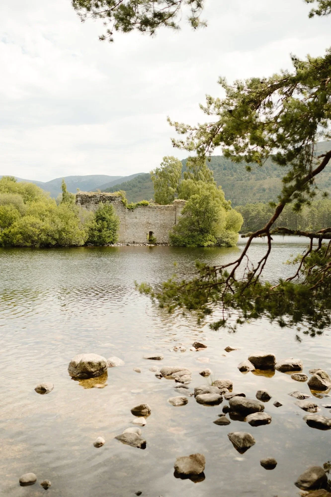 Loch and Castle An Eilein wedding