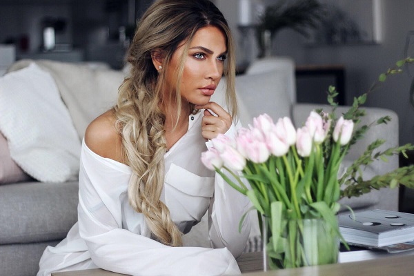 Malli: Rosa-Maria Ryyti. Kampaus: Place Diva Minna Ylitalo.