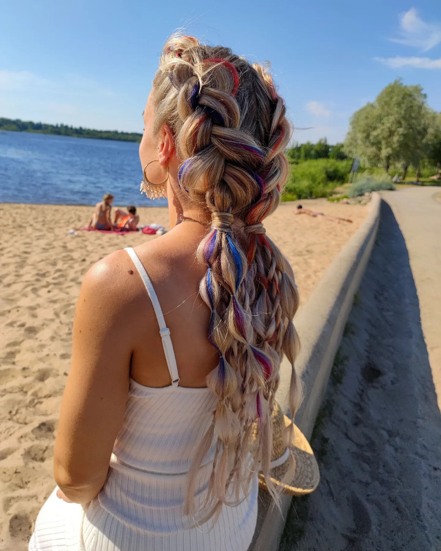 Kes&auml;inen letti 🌞
 
Tutorial videon t&auml;st&auml; kampauksesta l&ouml;yd&auml;t @a.n.n.a.martikainen sivuilta.

K&auml;y kurkkaan! 

#reels #kampaus #lettikampaus  #wemakeyoushine #hairdressersoffinland #kampaamooulu  #kampaamo #placediva #oul