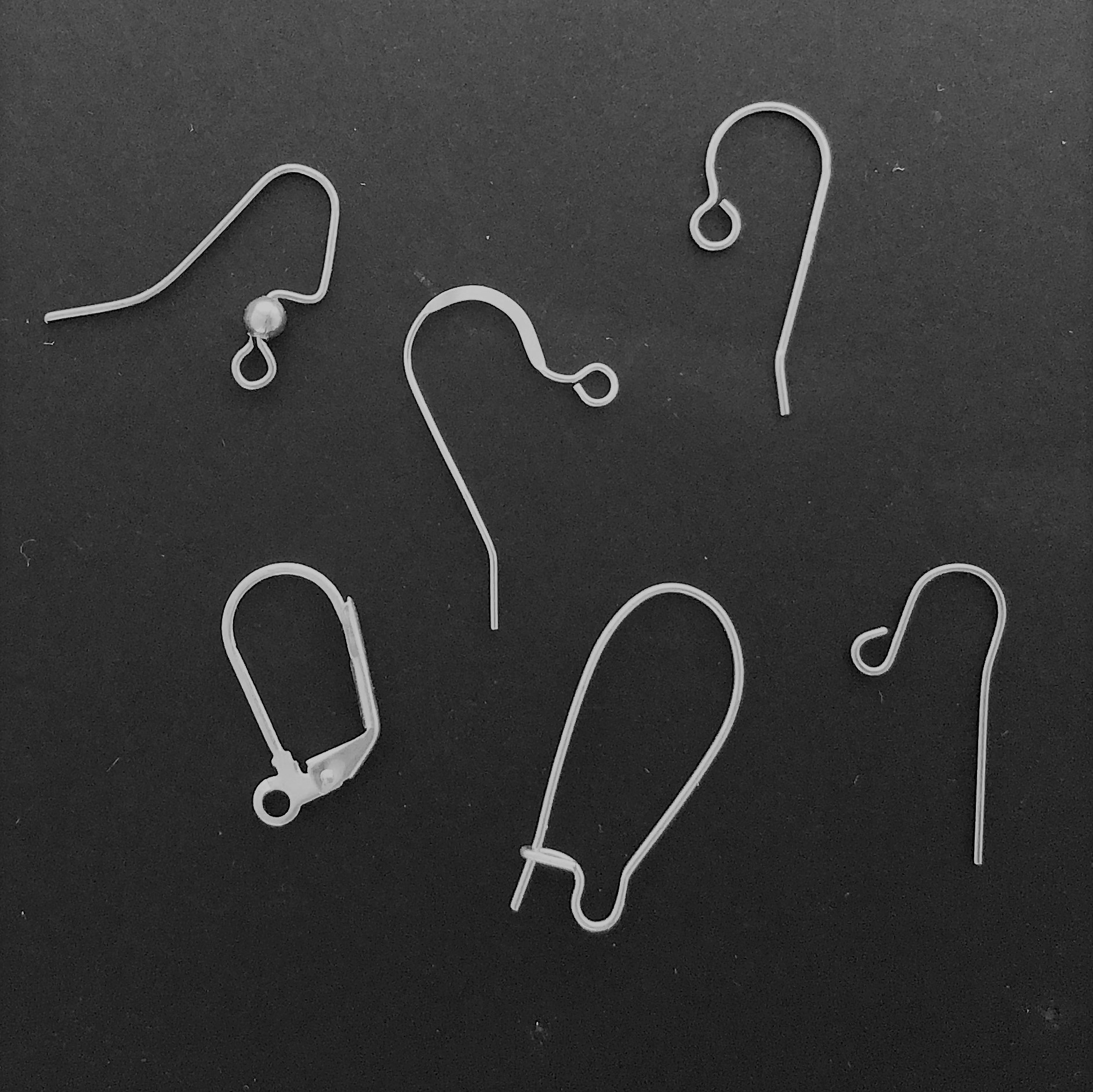 Discover hypoallergenic earring hooks and say goodbye to ear allergies!