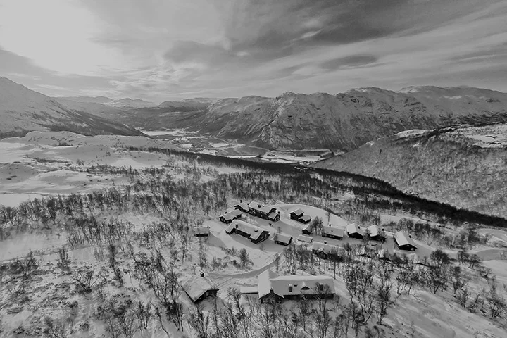 Harahorn dronefoto sort-hvitt 2.jpg