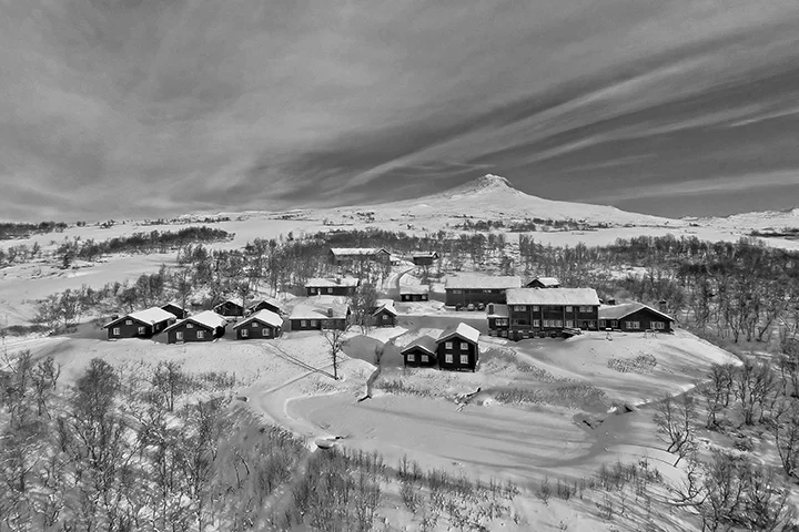 Harahorn dronefoto sort-hvitt.jpg