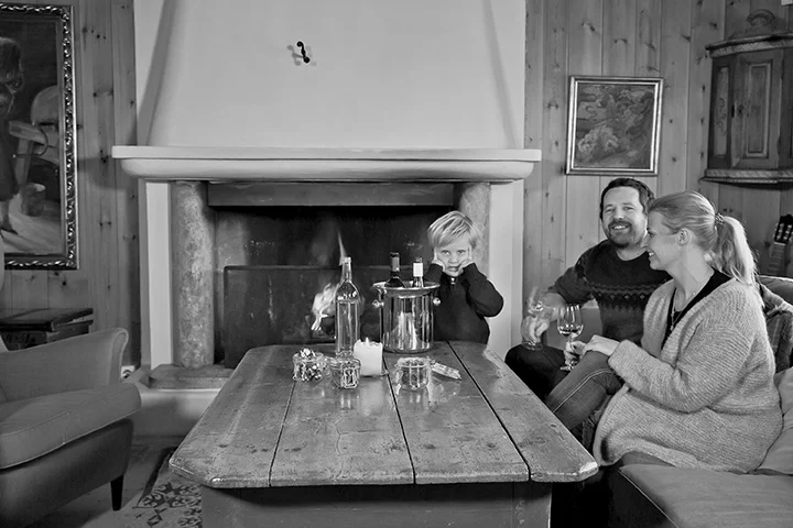 Harahorn familie peisstue sort-hvitt.jpg