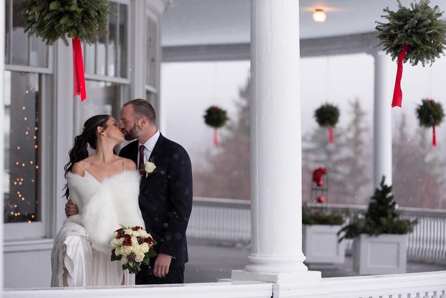 I will forever think about this bride + groom this time of year 🎄 The perfect winter wedding in the mountains❄️&hearts;️
#lindsaymurphyphotography #maineweddingphotographer #maineelopementphotographer #newenglandelopementphotographer #mountwashingto