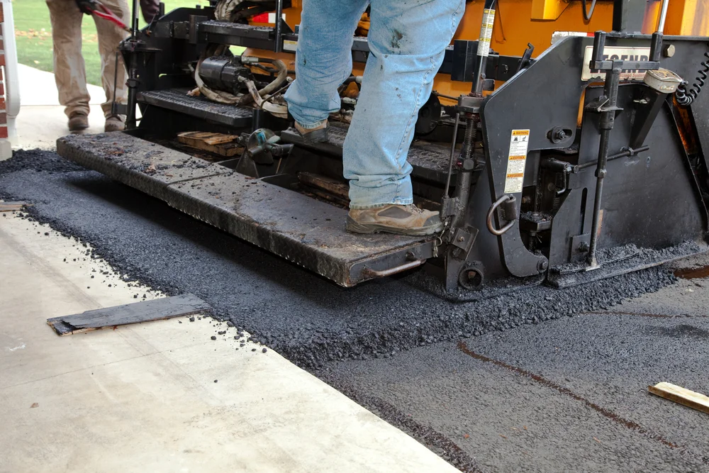 The Difference between Asphalt Paving and Sealcoating