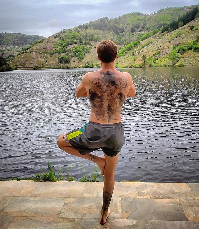 Soy un principiante pero disfrut&oacute;n. 🧘🏼&zwj;♂️ #ojoalgemelazo  #yoga #quedateencasa #quedatenacasa #ribeirasacra #GaliciaCalidade #vi&ntilde;as #vi&ntilde;edos y dem&aacute;s familia.

#elquemeveadesdeenfrenteflipar&aacute;
