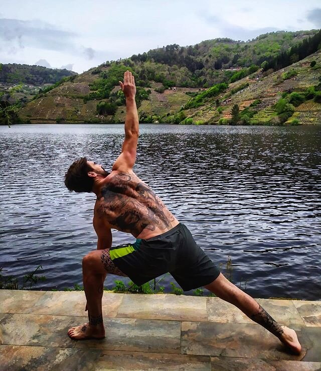 🧘🏼&zwj;♂️ Improving 🧘&zwj;♀️ #pasitoapasito #unodelospeorestri&aacute;ngulotrikanasanaquehab&eacute;isvistoKeilayRafa @keilayoga @barquillohotyoga #felizvida #RibeiraSacra @casamorrina #yoga #yogui