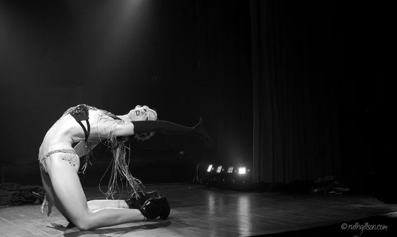 The Lady Josephine – BurlesqueA tall glass of bad assBelle et élégante, avec un style sophistiqué tout à fait unique, Lady Josephine est l’incarnation des Années folles. Son effeuillage artistique célèbre l’extravagance et la passion de cette époque…