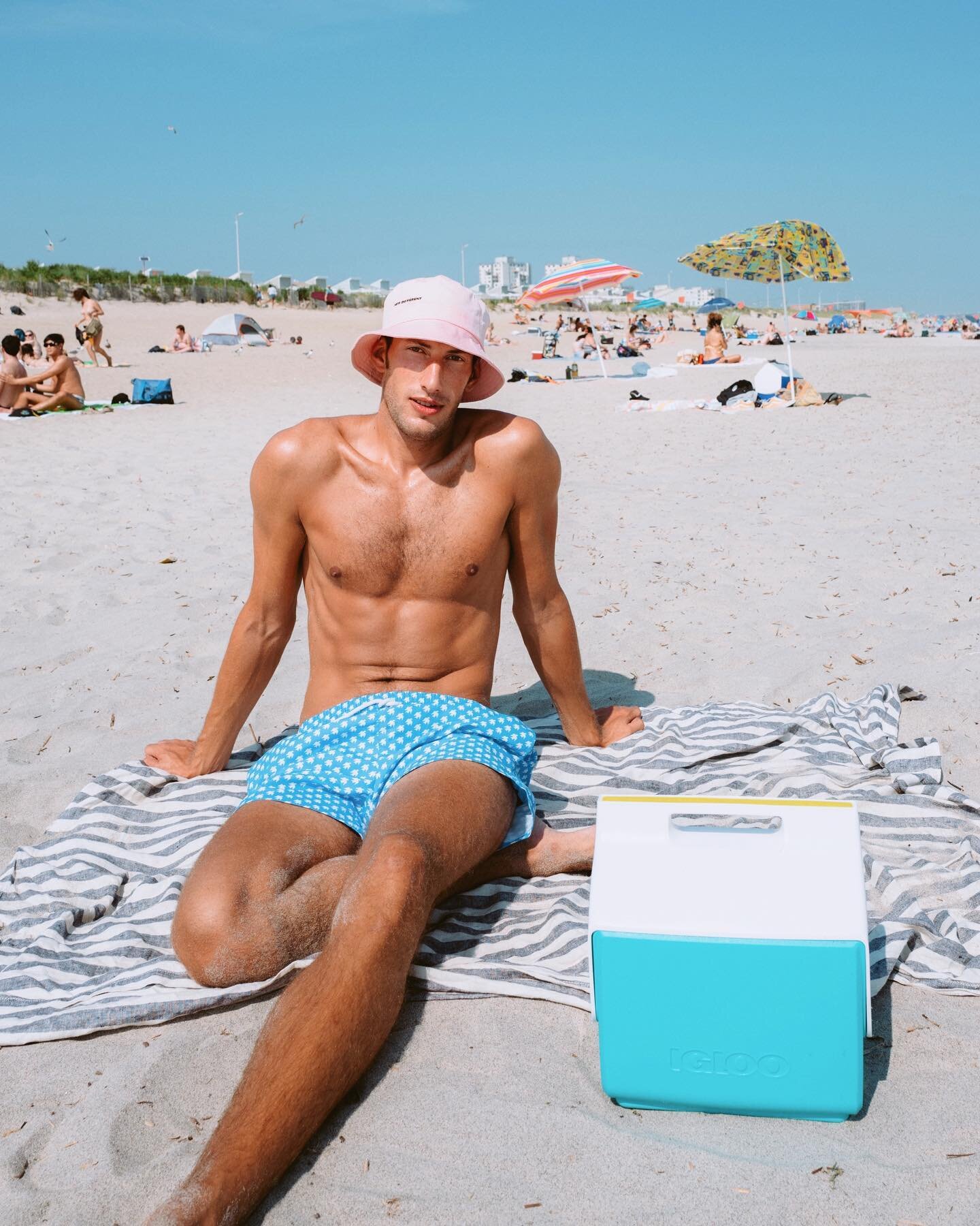 Anyone else have a random fear of a loose beach umbrella being caught in the wind and impaling you as you&rsquo;re laying out minding your own business&hellip;.? No? Just me? Okay 😅🤷🏻&zwj;♂️🙈