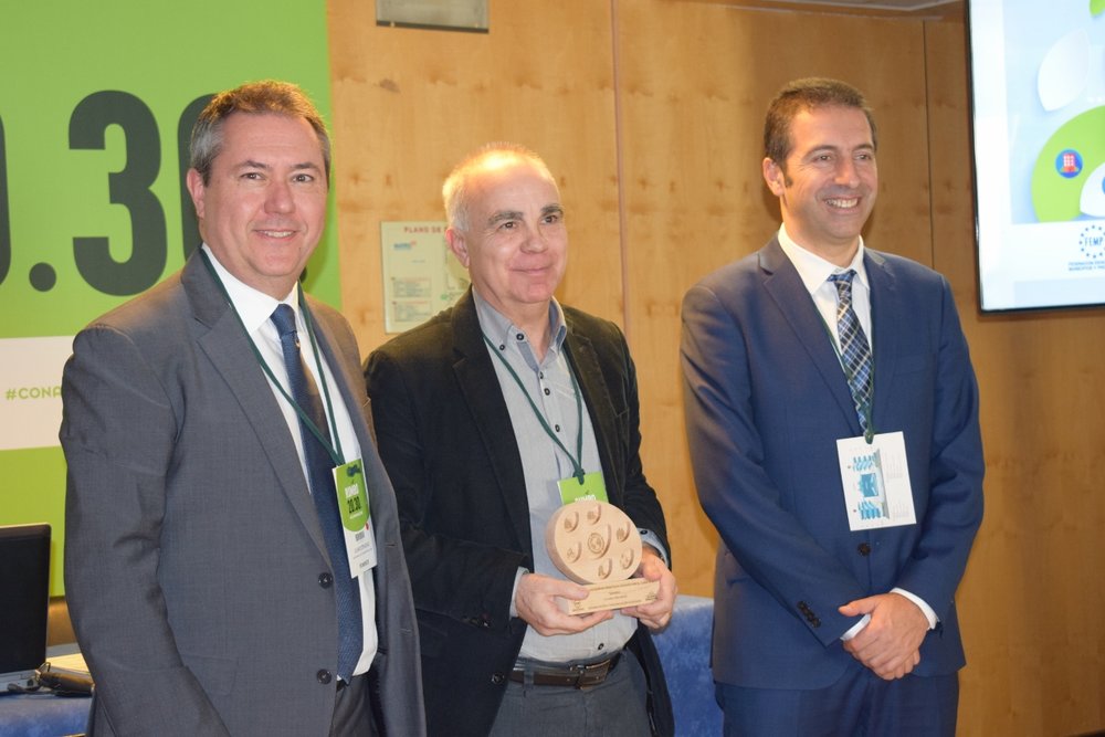 El concejal de Medio Ambiente de Granollers, Albert Camps, con el premio de Sensibilización y Concienciación Ciudadana