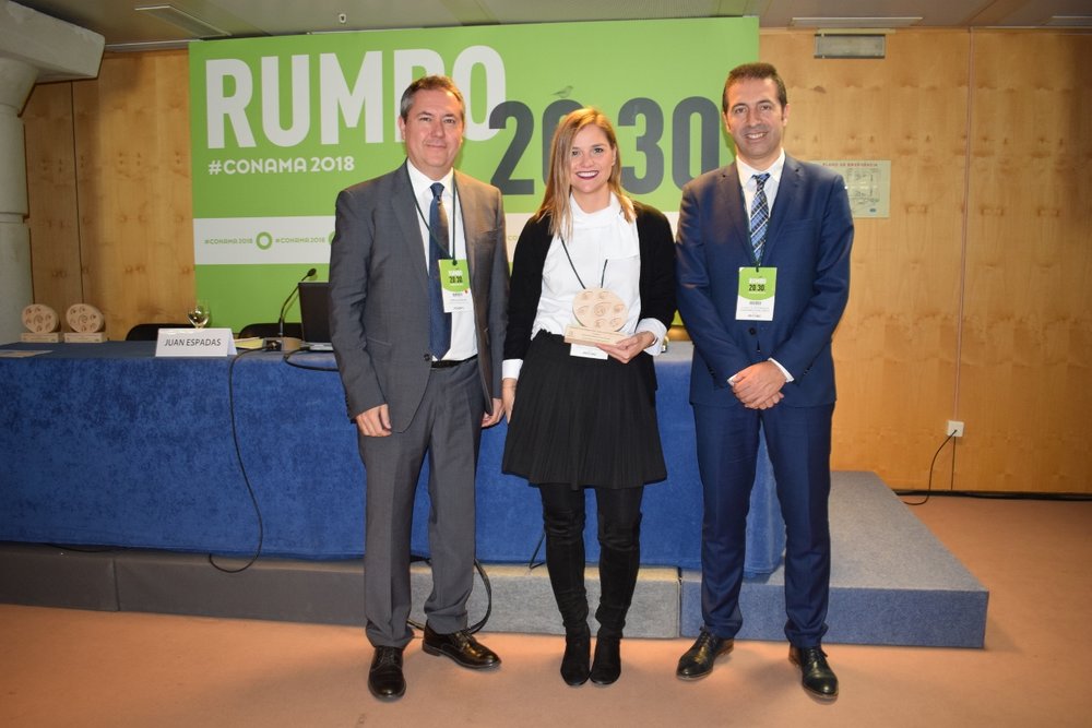 Ane Oyarbide, concejala de Medio Ambiente de Donostia-San Sebastián, con el premio de Adaptación al Cambio Climático