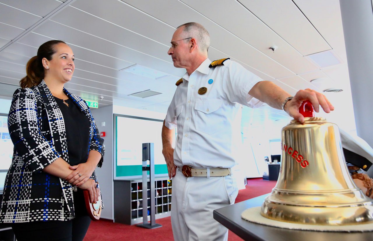 Carla Campos, Directora Ejecutiva de la CTPR y Nick Nash, Capitán del Royal Princess